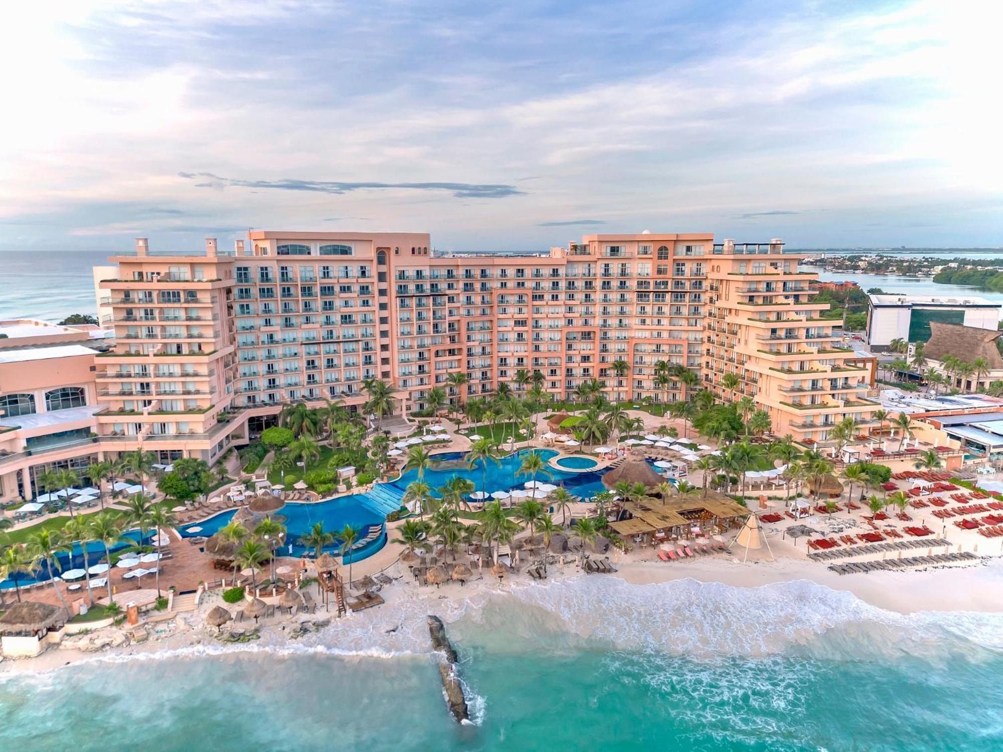 Grand Fiesta Americana Coral Beach Cancún Zewnętrze zdjęcie Aerial view of the resort