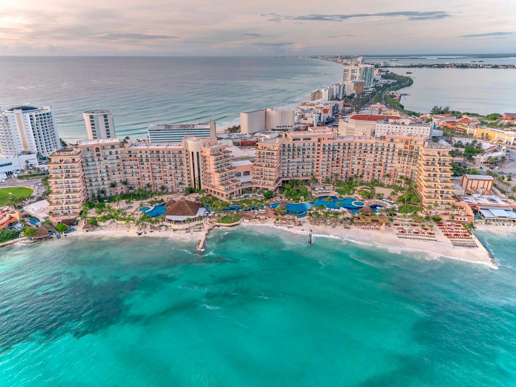 Grand Fiesta Americana Coral Beach Cancún Zewnętrze zdjęcie Aerial view of the resort